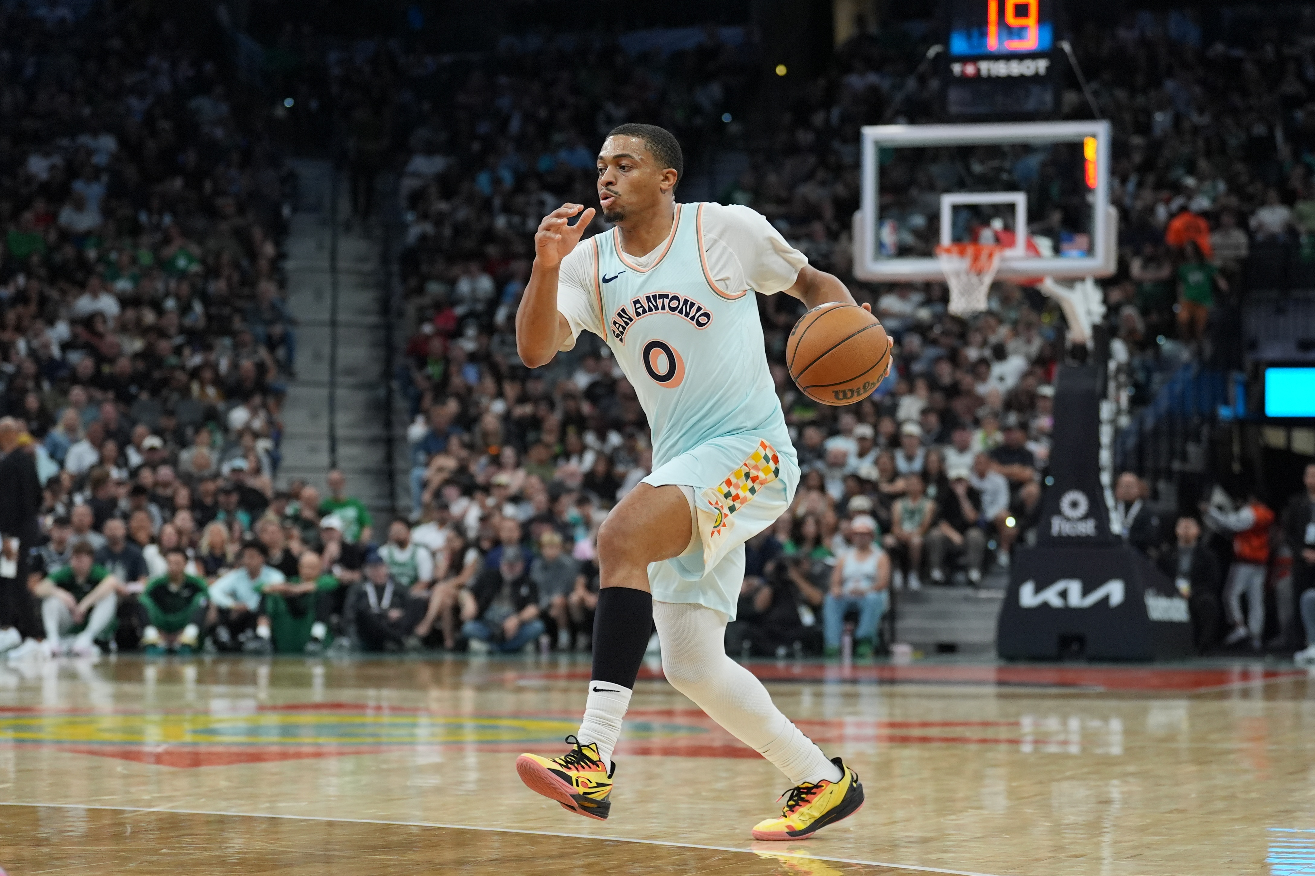 就你打得还行!凯尔登13中8拿到19分3板2助1断